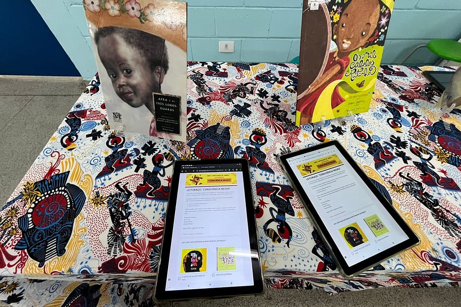 Livros e tablets para escolha pelos alunos